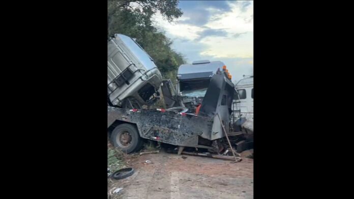 Acidente entre carro e carretas deixa feridos na BR-381; veja vídeos  