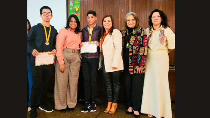 Alunos recebem premiação das olimpíadas de matemática. Foto - divulgação.