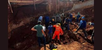 4 trabalhadores morrem soterrados durante obra de supermercado em BH Operários morrem soterrados em obra de supermercado no Belvedere. Foto -CBMMG.