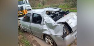 Entre Ouro Preto e Mariana, BR-356: carro desce 50 m ao cair em barranco e motorista sai quase que ileso Entre Ouro Preto e Mariana, BR-356: carro desce 50 m ao cair em barranco e motorista sai quase que ileso