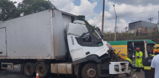 BR-381: motorista morre preso às ferragens após colisão entre veículos pesados BR-381: motorista morre preso às ferragens após colisão entre carretas