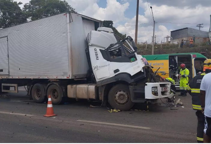 Br Motorista Morre Preso S Ferragens Ap S Colis O Entre Ve Culos Pesados