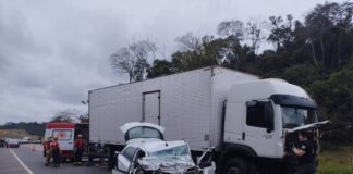 2 mortos na BR-120: motorista dorme ao volante, invade pista e bate em caminhão 2 mortos na BR-120: motorista dorme ao volante, invade pista e bate em caminhão