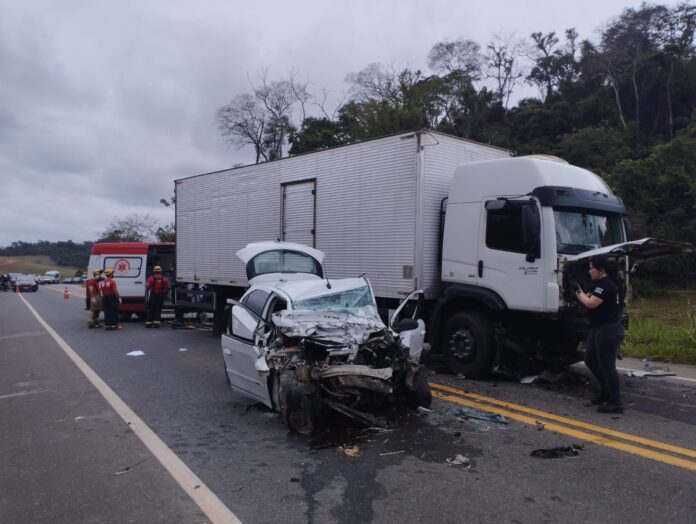 2 mortos na BR-120: motorista dorme ao volante, invade pista e bate em caminhão