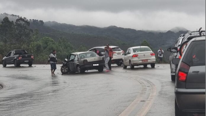 Itabirito, BR-356: acidente na Serra da Santa deixa mulher ferida