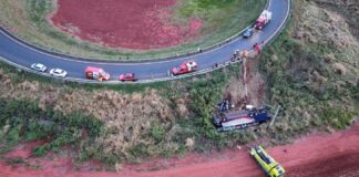 BR-365: ônibus com 55 pessoas cai em ribanceira; 2 mortos, sendo 1 criança; veja vídeo Acidente com ônibus na BR-365 mata 1 criança e 1 adulto