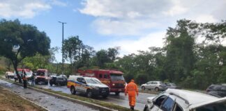 Acidente entre carros mata uma motorista na BR-381 Acidente entre carros mata uma motorista na BR-381