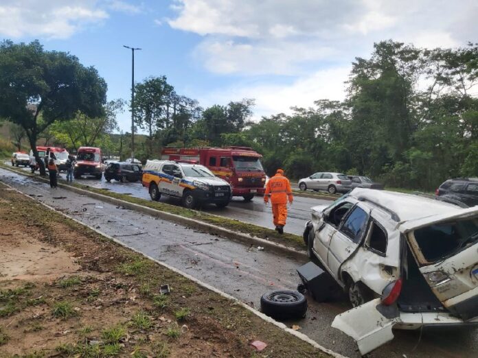 Acidente entre carros mata uma motorista na BR-381