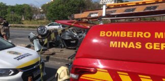 BH: levando garrafa de uísque, 2 morrem fugindo de blitz num carro com 7 jovens BH: levando garrafa de uísque, 2 morrem fugindo de blitz num carro com 7 jovens