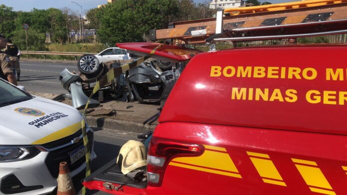 BH: levando garrafa de uísque, 2 morrem fugindo de blitz num carro com 7 jovens