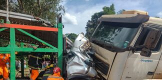 Carro, com bebê e criança, é esmagado entre carretas na BR-381; 6 feridos; veja fotos impressionantes Carro, com bebê e criança, é esmagado na BR-381; 4 feridos; veja fotos impressionantes