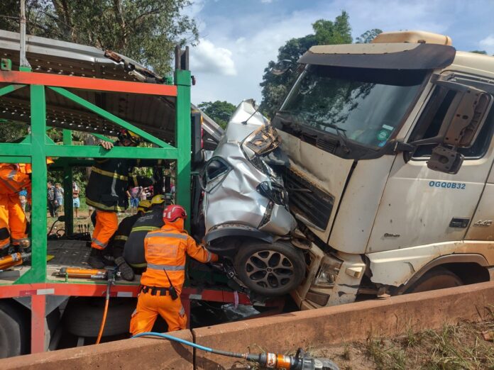 Carro, com bebê e criança, é esmagado na BR-381; 4 feridos; veja fotos impressionantes