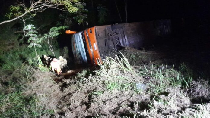 Ônibus cai em ribanceira de 9 metros na BR-040 e deixa, pelo menos, 40 feridos