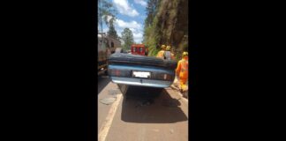 Entre Nova Lima e Itabirito: carro com 3 pessoas capota na BR-356 Entre Nova Lima de Itabirito: carro com 3 pessoas capota na BR-356