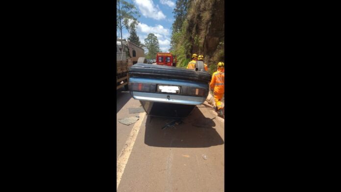 Entre Nova Lima de Itabirito: carro com 3 pessoas capota na BR-356