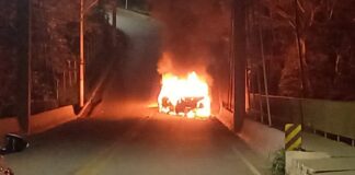 Carro pega fogo em ponte de Itabirito e tem perda total; vídeo registra pequena explosão Carro pega fogo em ponte de Itabirito e tem perda total; vídeo registra pequena explosão