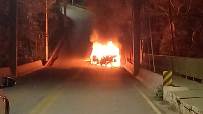 Carro pega fogo em ponte de Itabirito e tem perda total; vídeo registra pequena explosão