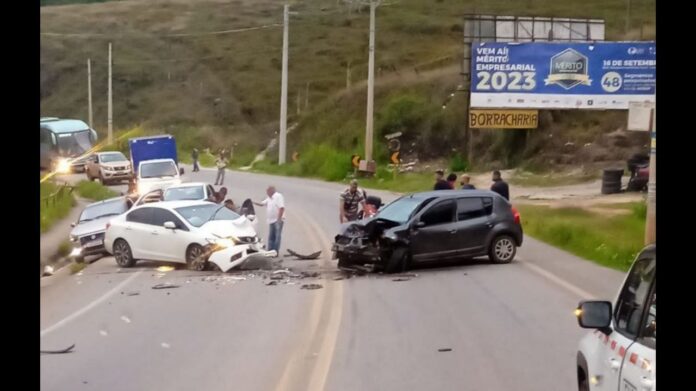 Ouro Preto: 2 vítimas de colisão frontal entre carros na BR-356 são levadas para a Santa Casa