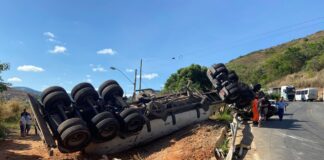 Acidente entre carreta e moto mata motorista de 38 anos na BR-262; veja fotos Acidente entre carreta e moto mata motorista de 38 anos na BR-262; veja fotos