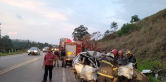 Colisão frontal entre carreta e carro deixa motorista preso às ferragens na BR-265 Colisão frontal entre carreta e carro deixa motorista preso às ferragens na BR-265