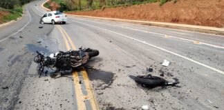 MG: ao testar moto para comprá-la, jovem de 19 anos se envolve em grave acidente; veja fotos MG: ao testar moto para comprá-la, jovem de 19 anos se envolve em grave acidente; veja fotos