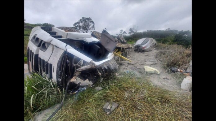 Casal de idosos morre em acidente entre caminhão e carro na MGC-369; veja fotos