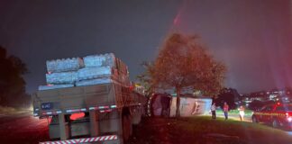 Carreta e ônibus se chocam na BR-040 Carreta e ônibus se chocam na BR-040