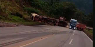 Itabirito: carreta tomba e espalha carvão na BR-040; veja vídeo Itabirito: carreta tomba e espalha carga na BR-040