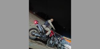 Itabirito: após denúncias de manobras perigosas e tráfico, PM apreende 2 motos sem placas no PA Itabirito: após denúncias de manobras perigosas e tráfico, PM apreende 2 motos sem placas no PA