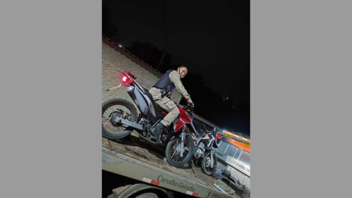 Itabirito: após denúncias de manobras perigosas e tráfico, PM apreende 2 motos sem placas no PA