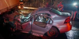 Baú de carreta prensa frente de carro em acidente na BR-251 Baú de carreta prensa frente de carro em acidente na BR-251