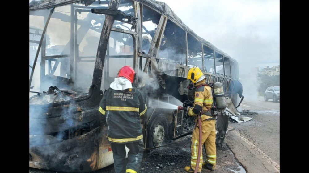 Ônibus que levava o time sub-14 do Vasco da Gama é destruído na BR-040 por incêndio