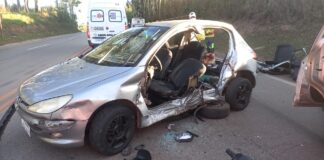 Colisão entre carros deixa vítima presa às ferragens na BR-040 Colisão entre carros deixa vítima presa às ferragens na BR-040