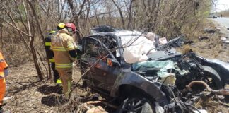 Acidente entre caminhão e carro mata 1 pessoa e deixa 2 feridas na MGC-122 Acidente entre caminhão e carro mata 1 pessoa e deixa 2 feridas na MGC-122