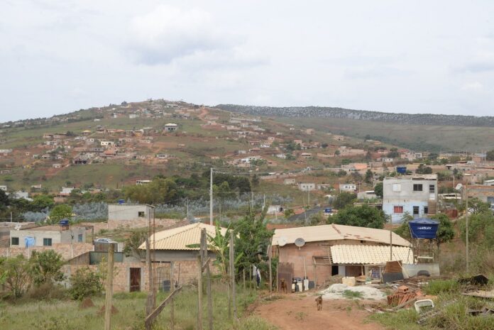 Itabirito: moradora do Água Limpa procura Radar Geral para saber quando a água chegará casa dela