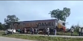 Acidente entre carro e carreta interdita trânsito na BR-040