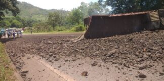 Acidente envolvendo carreta de minério interdita BR-040, em Congonhas