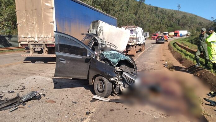 Itabirito, BR-040: uma pessoa morre em acidente entre carreta com minério e carro