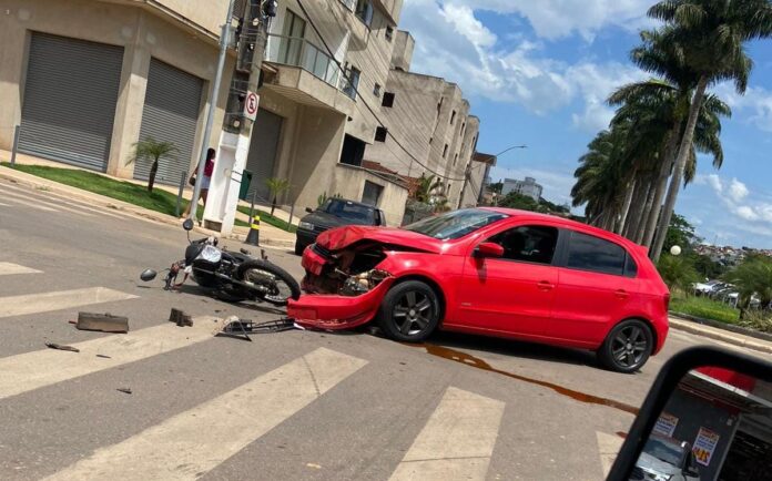 Itabirito: acidente entre moto e carro deixa motociclista com escoriações