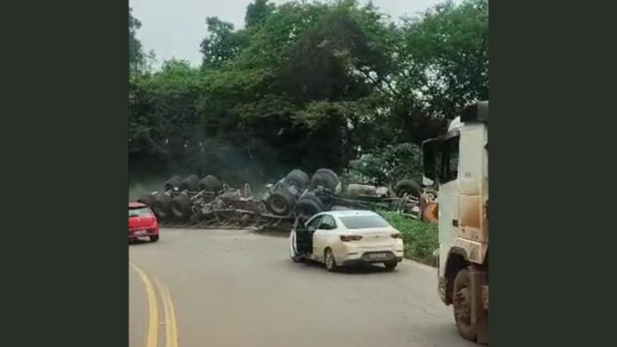 Carreta tomba na Serra da Santa em Itabirito - Foto enviada ao Radar Geral