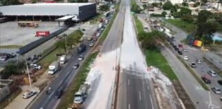 Anel Rodoviário está interditado há 20 horas após acidente envolvendo caminhão com carga de tinta
