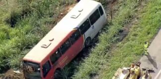 Ônibus cai de ribanceira e deixa motorista ferido na BR-040