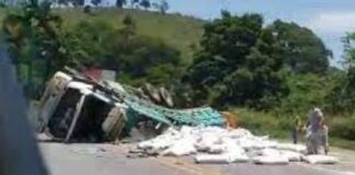 Carreta carregada com fubá tomba na BR-040