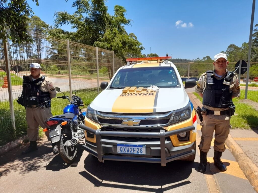 BR-356, Nova Lima: motociclista é pego com barras de maconha e pacotes de cocaína perto de Itabirito