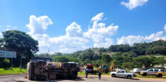 Caminhão da empresa Contorno tomba na BR-356, perto da rodoviária de Itabirito; veja vídeo Caminhão da empresa Contorno tomba na BR-356, perto da rodoviária de Itabirito