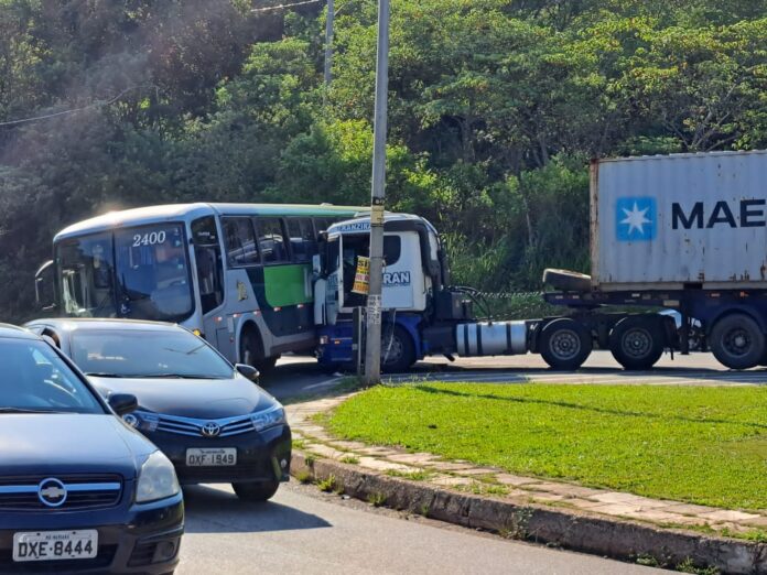Ouro Preto, BR-356: carreta e ônibus se envolvem em acidente perto da Santa Casa