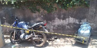 Itabirito: motociclista, transportando botijões de gás, sofre sério acidente no bairro Santa Rita Itabirito: condutor transportando gás perde controle de moto e fica preso entre muro e poste