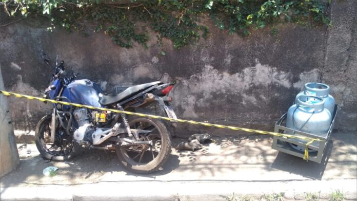 Itabirito: condutor transportando gás perde controle de moto e fica preso entre muro e poste  