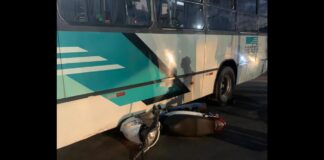 Itabirito: após acidente, parte de moto vai parar debaixo de ônibus da Santafé, no Santa Efigênia Itabirito: em acidente, roda de moto vai parar debaixo do ônibus da Santafé, no Santa Efigênia