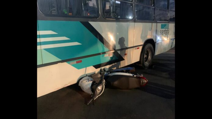 Itabirito: em acidente, roda de moto vai parar debaixo do ônibus da Santafé, no Santa Efigênia